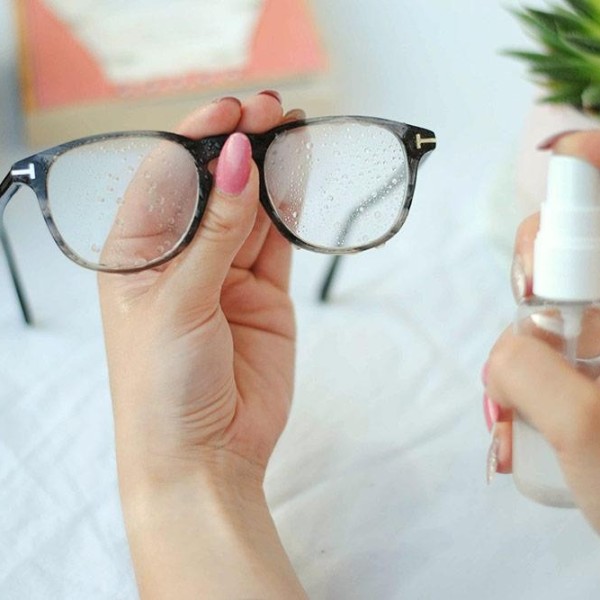 Jak si vyčistit brýle? Rukávy, kapesníky a alkohol je mohou poškodit!